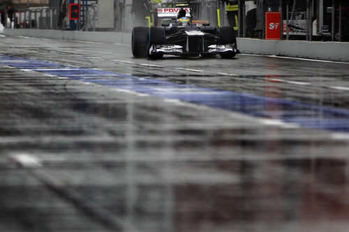 Bruno Senna rueda por el mojado pitlane de Hockenheim