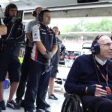 SIR Frank Williams observa la acción desde el box de Williams