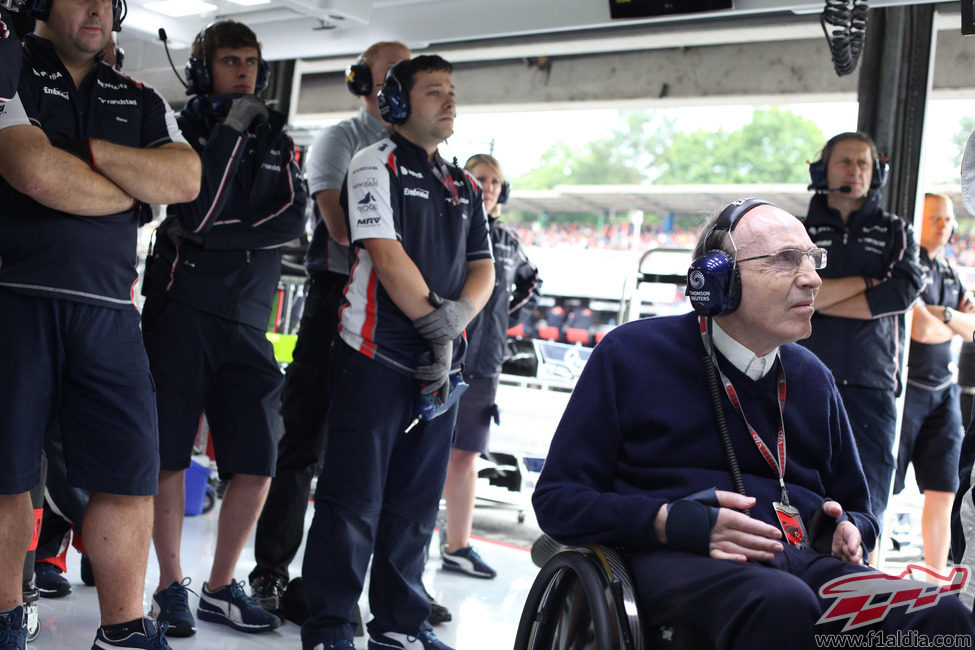 SIR Frank Williams observa la acción desde el box de Williams