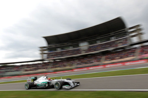 Michael Schumacher pasa ante la grada en Hockenheim