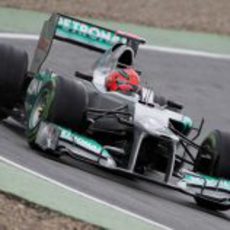 Michael Schumacher rueda con los neumáticos intemredios