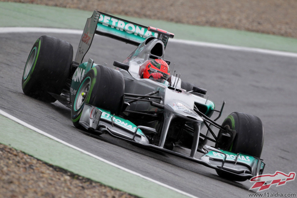 Michael Schumacher rueda con los neumáticos intemredios