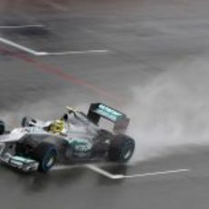 Nico Rosberg lo intentó con los neumáticos de lluvia extrema en la Q2