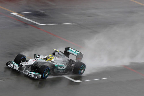 Nico Rosberg lo intentó con los neumáticos de lluvia extrema en la Q2