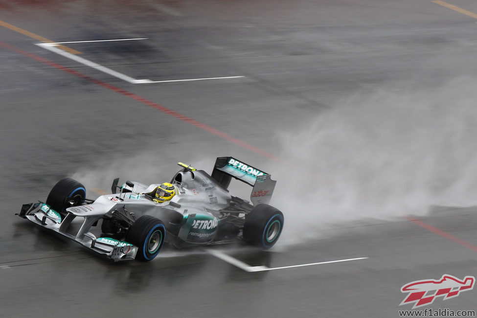 Nico Rosberg lo intentó con los neumáticos de lluvia extrema en la Q2