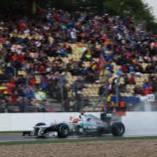 Michael Schumacher saluda a los aficionados alemanes en Hockenheim