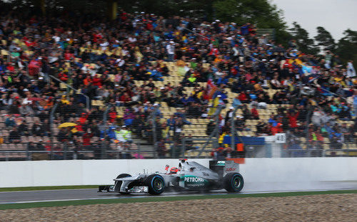 Michael Schumacher saluda a los aficionados alemanes en Hockenheim