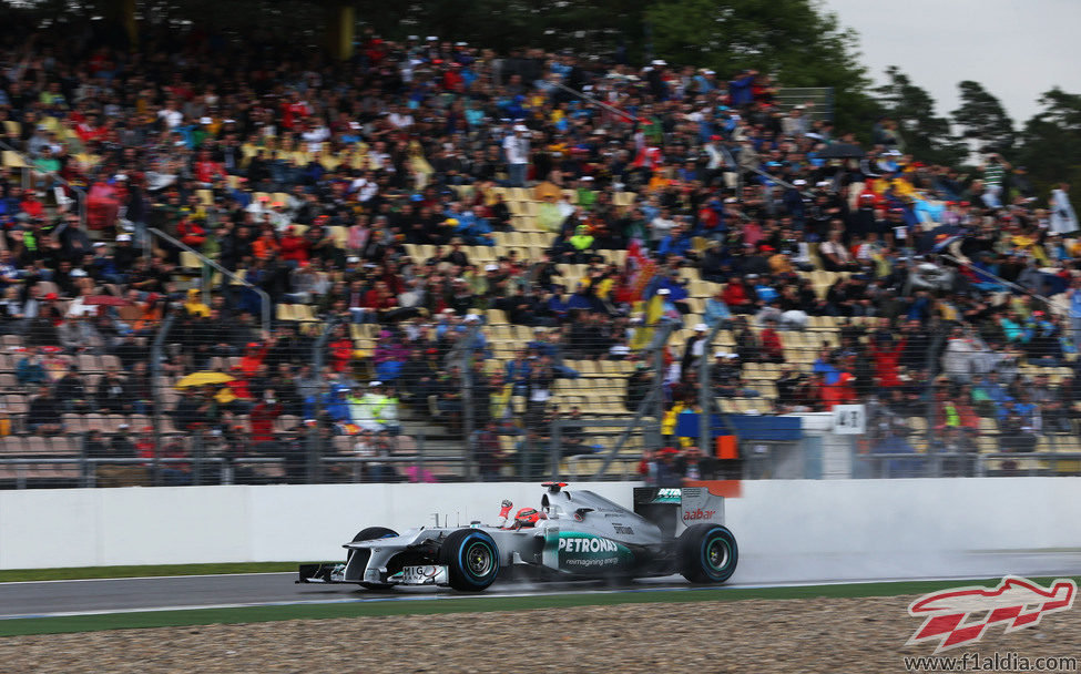 Michael Schumacher saluda a los aficionados alemanes en Hockenheim