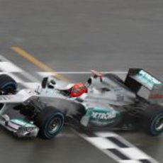 Michael Schumacher cruza la línea de meta en la clasificación