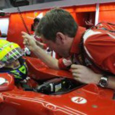 Felipe Massa habla con su ingeniero de pista