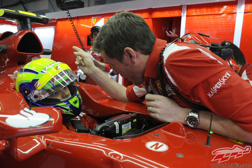 Felipe Massa habla con su ingeniero de pista