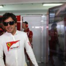 Fernando Alonso camina por el box de Ferrari