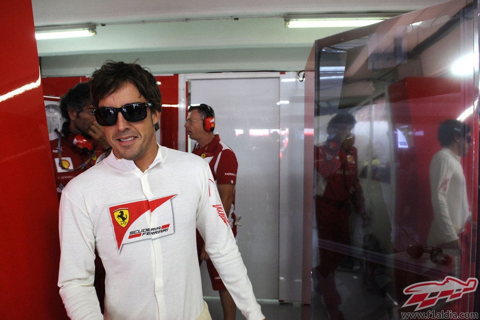 Fernando Alonso camina por el box de Ferrari