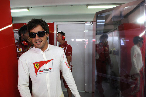 Fernando Alonso camina por el box de Ferrari