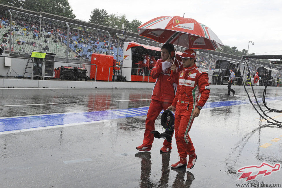 Felipe Massa vuelve al box tras ser eliminado