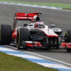 Jenson Button rueda con el MP4-27 en la Q1