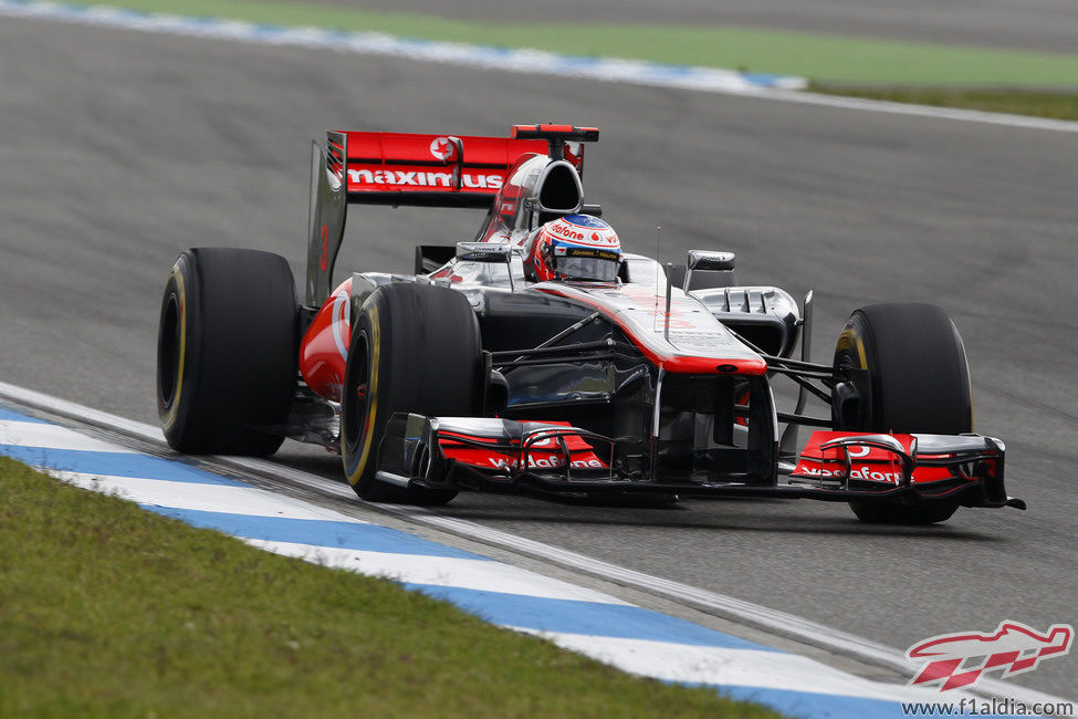 Jenson Button rueda con el MP4-27 en la Q1