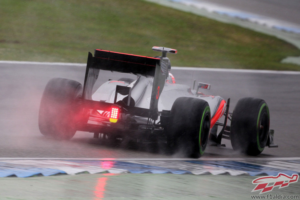 Jenson Button fue el primero en rodar en agua en la Q2