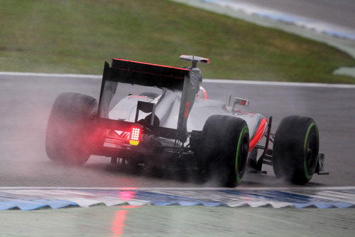 Jenson Button fue el primero en rodar en agua en la Q2