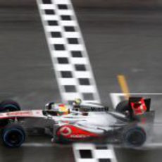 Lewis Hamilton cruza la línea de meta en Hockenheim