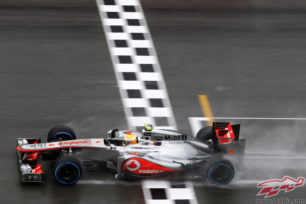 Lewis Hamilton cruza la línea de meta en Hockenheim