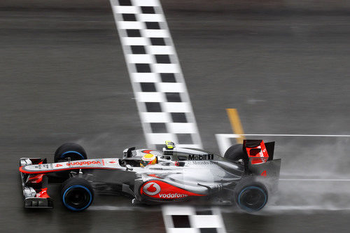 Lewis Hamilton cruza la línea de meta en Hockenheim