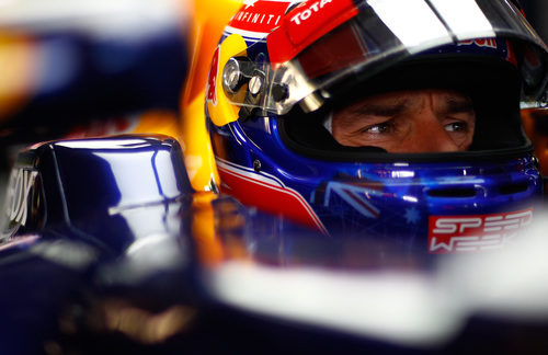 Mark Webber se cocnentra dentro del RB8