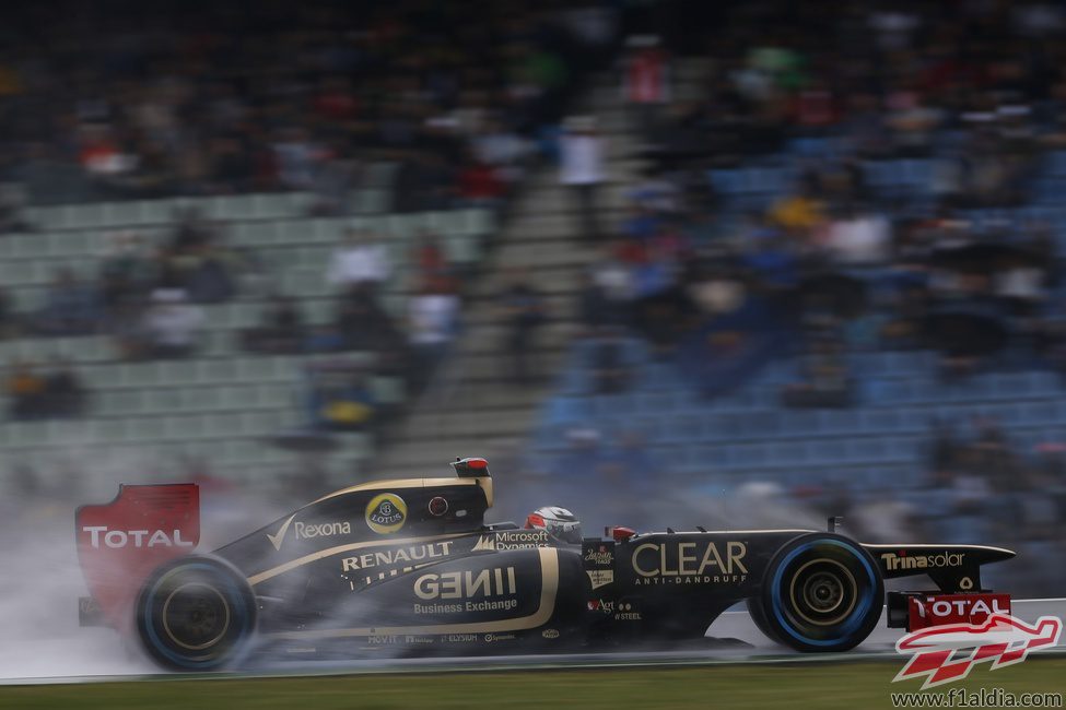 Kimi Räikkönen rueda con neumáticos de lluvia extrema