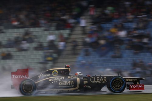 Kimi Räikkönen rueda con neumáticos de lluvia extrema