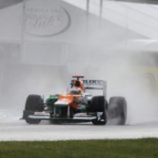 Paul di Resta trata de mantener el coche en pista