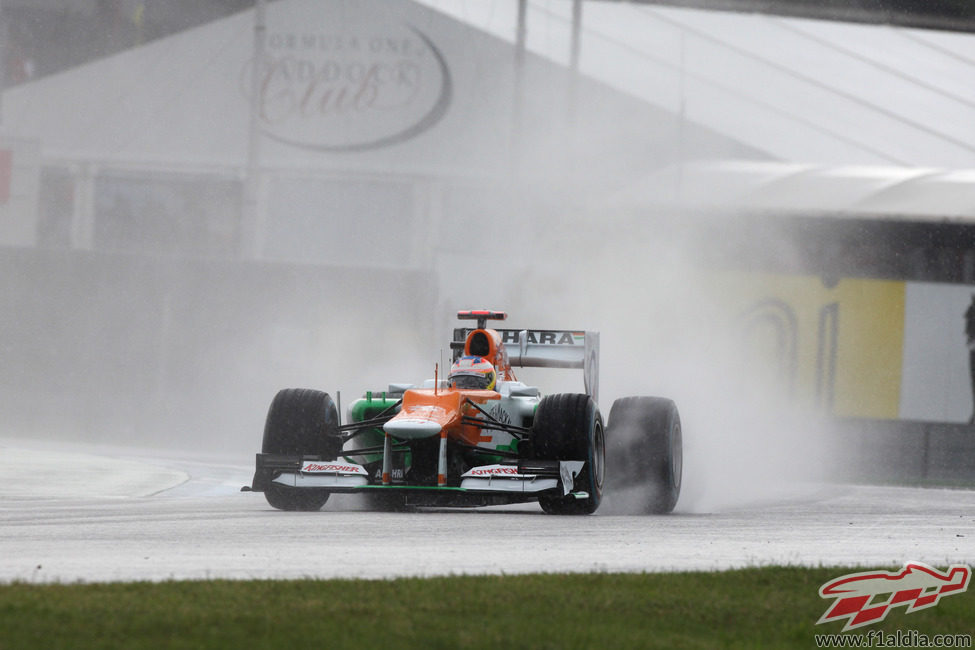 Paul di Resta trata de mantener el coche en pista