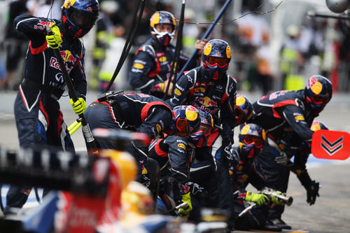 Los mecánicos de Red Bull listos para la parada de Vettel