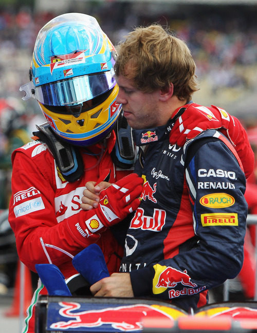 Alonso consuela a Vettel tras su duelo en cabeza