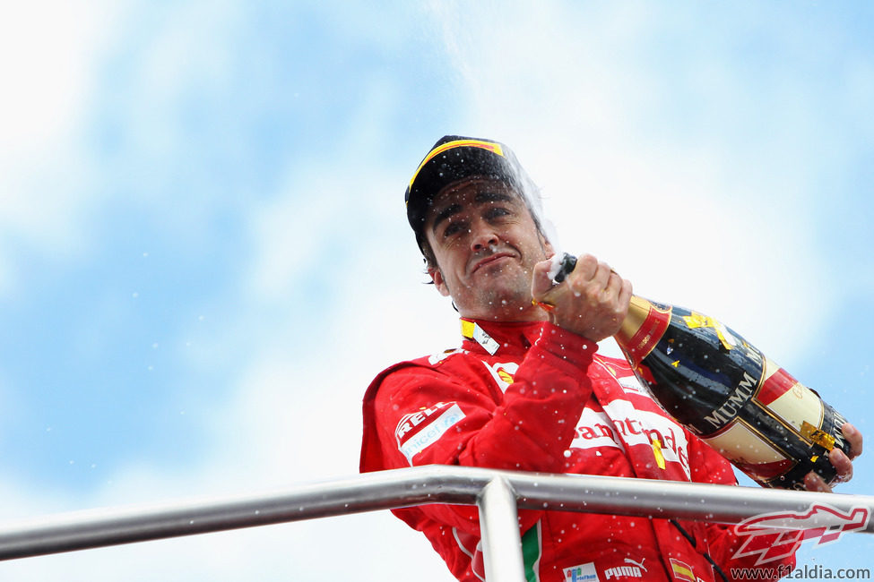 Fernando Alonso descorcha el champán en el GP de Alemania 2012