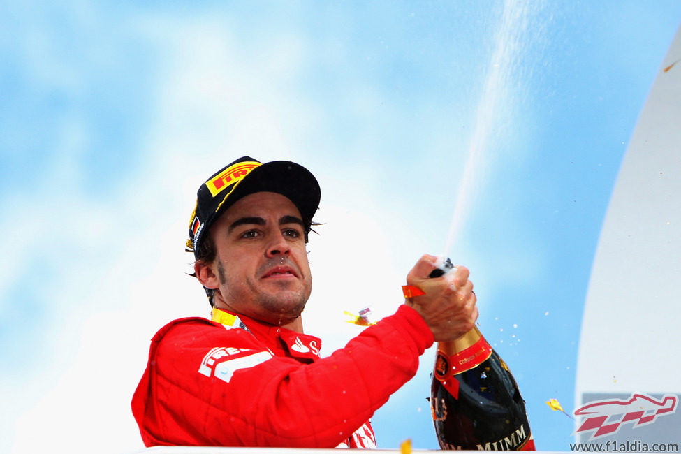 Alonso celebra su victoria en Alemania con champán