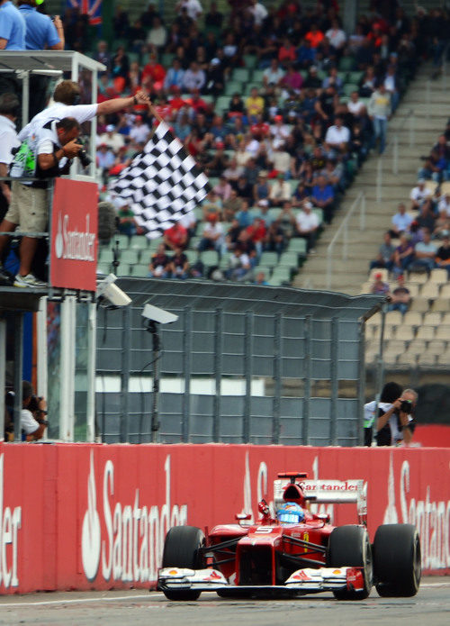 Bandera a cuadros para Fernando Alonso en el GP de Alemania 2012
