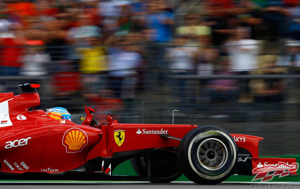 Fernando Alonso celebra en el F2012 su victoria de Alemania