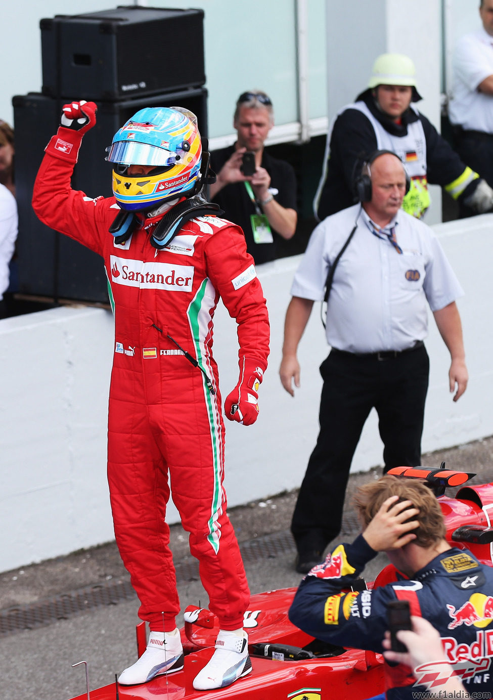 Alonso se sube encima del Ferrari para celebrar la victoria