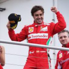 Fernando Alonso sube al podio eufórico