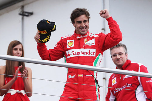 Fernando Alonso sube al podio eufórico