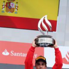 Fernando Alonso levanta su trofeo de ganador en Alemania