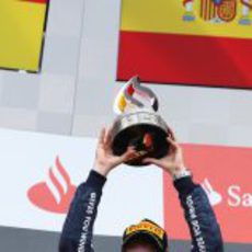 Sebastian Vettel levanta su trofeo de segundo en Alemania