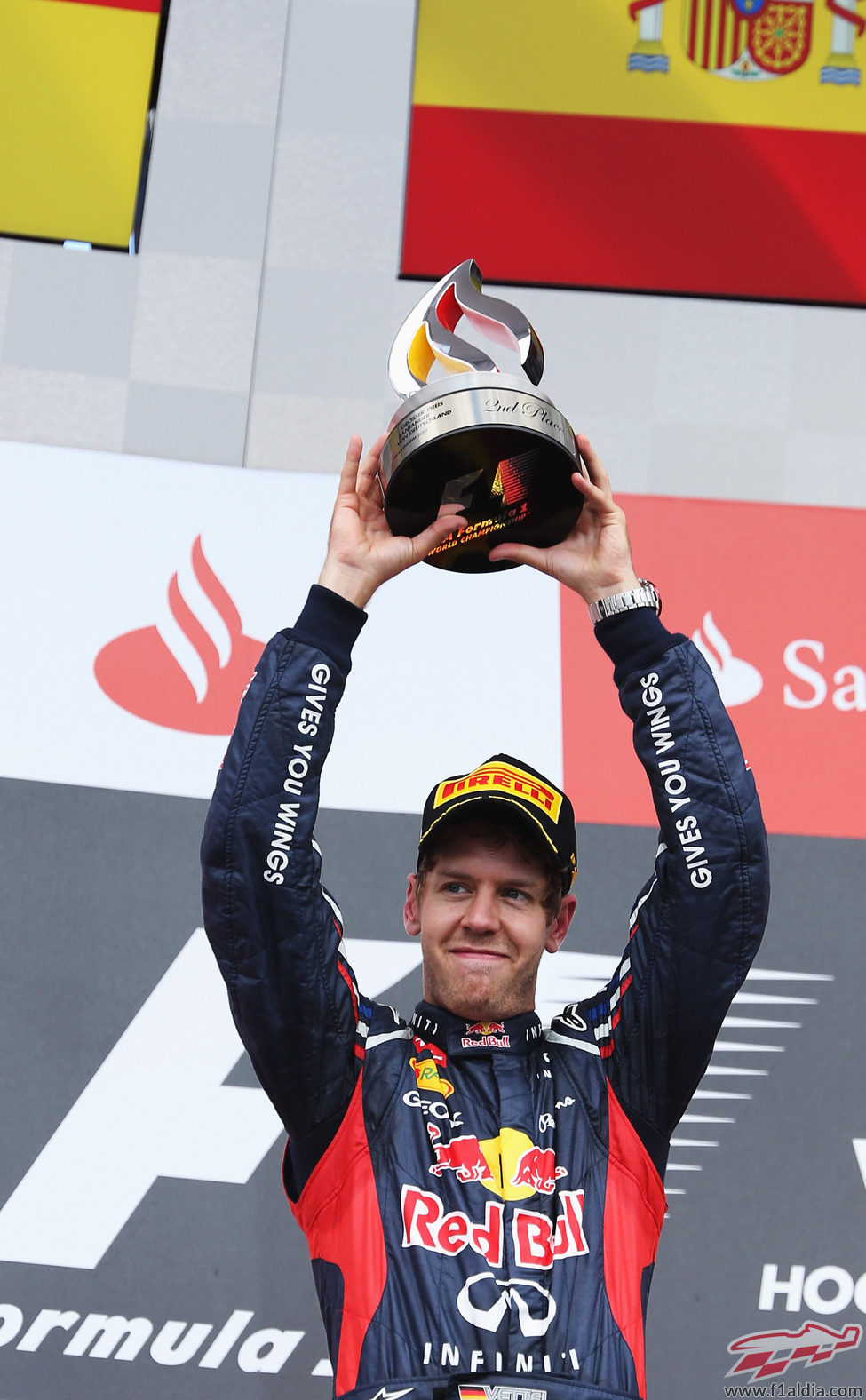 Sebastian Vettel levanta su trofeo de segundo en Alemania