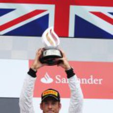 Jenson Button levanta su trofeo de tercero en Alemania