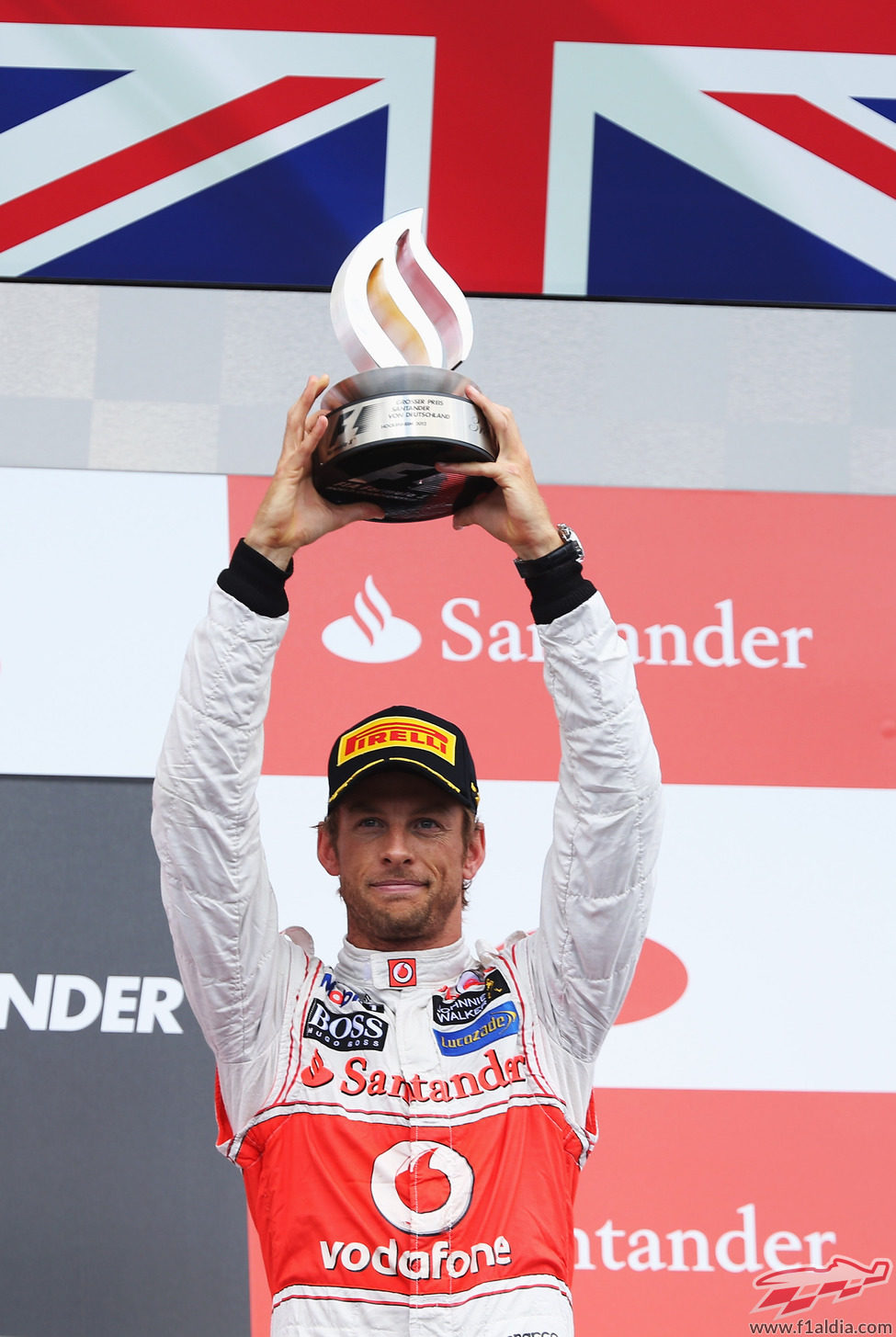 Jenson Button levanta su trofeo de tercero en Alemania