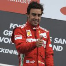 Fernando Alonso sonríe desde el podio