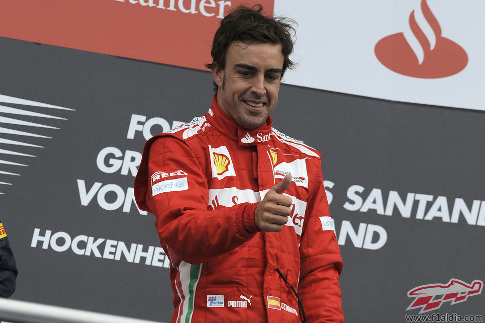 Fernando Alonso sonríe desde el podio