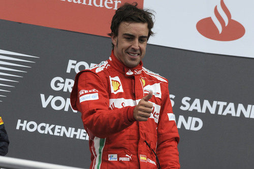 Fernando Alonso sonríe desde el podio