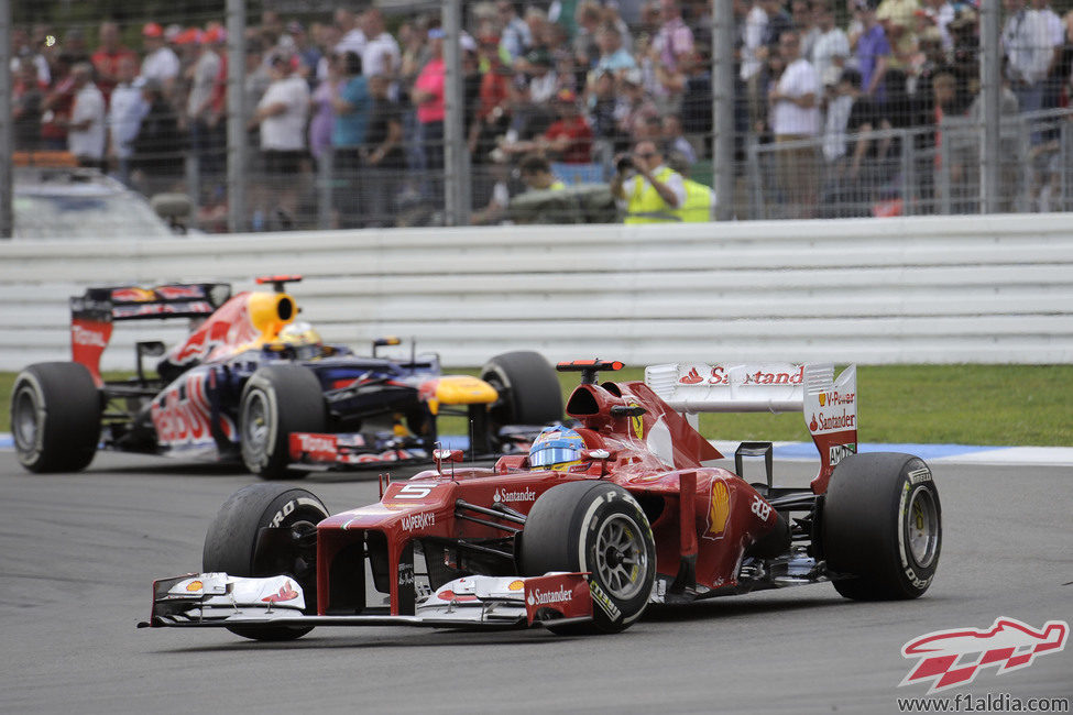 Fernando Alonso mantuvo la posición en la salida