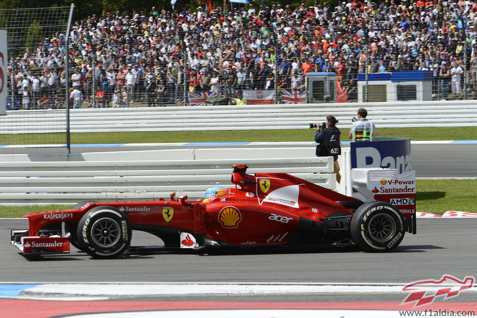 Fernando Alonso sale de una curva en Hockenheim